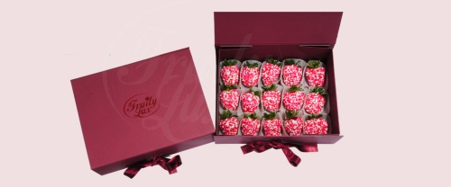 Романтика - подарък за Осми март от ягоди в бял шоколад